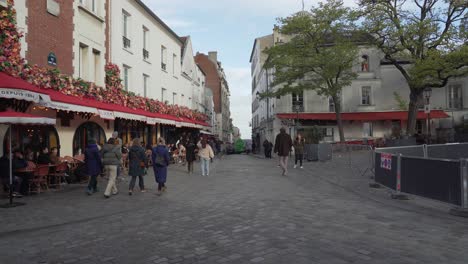 Pariser-Spazieren-Durch-Das-Viertel-Montmartre