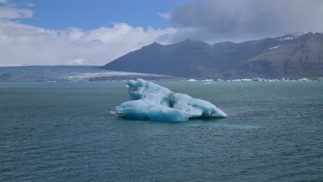 Eisberg-In-Gletscherlagune-Unter-Gletschereiskappe,-Weite-Sicht