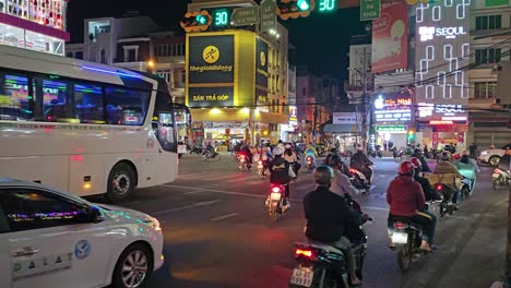 Intersecciones-De-Carreteras-Muy-Transitadas-Con-Autobuses,-Coches-Y-Motos-Por-La-Noche-En-Dalat,-Lam-Dong,-Vietnam