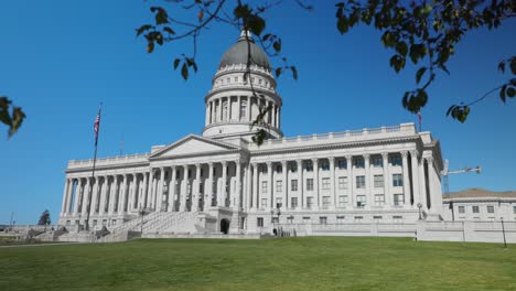 Exterior-Del-Edificio-Del-Capitolio-Del-Estado-De-Utah,-Vista-Frontal-En-Un-Día-Soleado-En-Verano