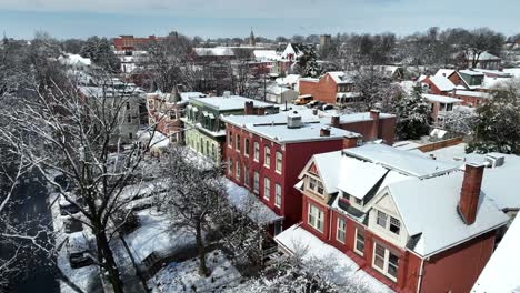 Casas-De-La-Ciudad-Cubiertas-De-Nieve-En-Un-Día-Soleado-De-Invierno