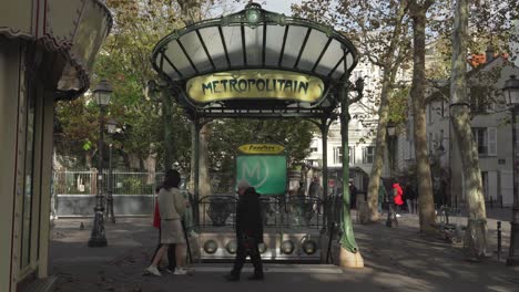 Entrada-Del-Metro-Metropolitano-En-El-Distrito-De-Montmartre-En-París