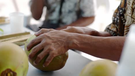 Hombre-Haciendo-Arte-Tallando-Coco-Verde-Con-Un-Cuchillo-Pequeño,-Cortando-Primer-Plano