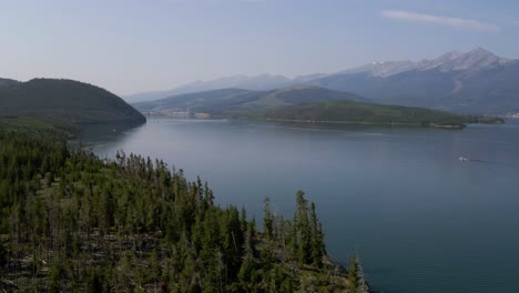 Imágenes-De-Drones-Aéreos-De-4k-Sobre-El-Lago-Dillon-Cerca-De-Sapphire-Point-Keystone-Breckenridge-Colorado-Montañas-Rocosas-Verano