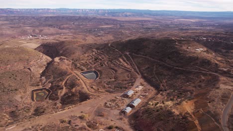 Luftaufnahme-Der-Black-Hills-Unter-Jerome-Town,-Arizona,-USA,-Alte-Bergbaugebiete-Und-Landschaft