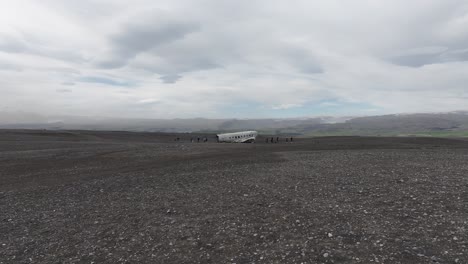 Toma-De-Drone-De-Un-Avión-Abandonado-De-La-Marina-Estadounidense-En-La-Costa-De-Islandia,-Ahora-Atracción-Turística-60fps