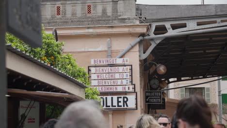 Cartel-De-Bienvenida-Multilingüe-En-La-Estación-De-Tren-De-Sóller-En-Mallorca