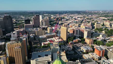 Inclinación-Aérea-Hacia-Abajo-Que-Revela-El-Edificio-De-La-Vida-De-La-Torre-Con-La-Ciudad-Al-Fondo,-San-Antonio,-Texas,-Estados-Unidos