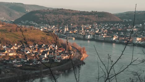 Zeitraffer-Der-Stadt-Boppard-Am-Rhein,-Deutschland,-Panorama-Auszoom