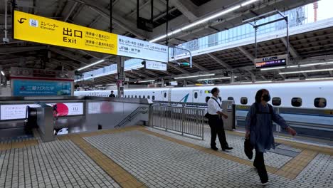 Pasajeros-En-El-Andén-De-La-Estación-De-Tren-En-Tokio,-Japón.