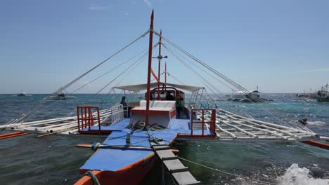 Oslob,-Insel-Cebu,-Philippinen-–-Das-Traditionelle-Philippinische-Boot-Steht-Bereit-Und-Wartet-Auf-Die-Reisecrew-In-Oslob,-Insel-Cebu,-Philippinen,-Vor-Dem-Hintergrund-Eines-Klaren-Blauen-Himmels