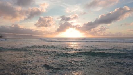 Drone-Volando-Bajo-Sobre-Las-Olas-En-La-Playa-De-La-Costa-Norte-En-Oahu,-Hawai