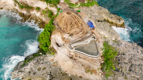 Hotel-En-Construcción,-Hombre-Destruyendo-La-Belleza-De-La-Costa-De-Bali.