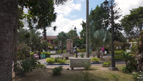 Central-natural-Bolivar-Park-in-Filandia,-Colombia,-equestrian-statue,-people