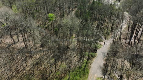 Gente-Disfrutando-Del-Sendero-A-Través-De-árboles-Forestales-En-El-área-De-Manejo-De-Vida-Silvestre-De-Bell-Slough,-Arkansas