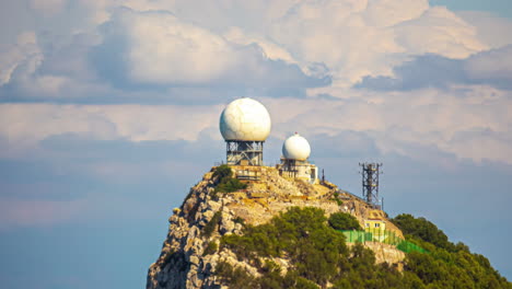 Bewölkter-Hintergrund-Mit-Ikonischem-Wahrzeichen,-Zeitraffer-Des-Felsens-Von-Gibraltar,-Nahaufnahme-Einer-Radarstation