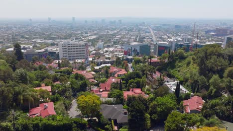 Imágenes-Aéreas-Soleadas-De-California-Sobre-Sunset-Boulevard-Y-El-Exclusivo-Barrio-Circundante-De-Trousdale-Estates-Durante-El-Día