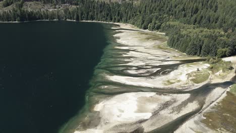 Vuelo-Sobre-Aves-Volando-Desde-Los-Deltas-Del-Río-Jervis-Inlet,-BC,-Canadá