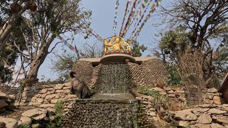 Goldene-Buddhistische-Statue-Unter-Einem-Wasserfall-Mit-Affen