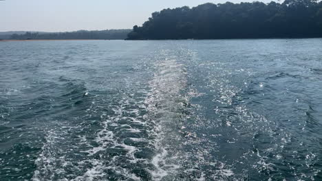 Atemberaubende-Aussicht-Auf-Eine-Wasserspur,-Die-Ein-Motorboot-Hinterlassen-Hat,-Goa,-Indien,-4k