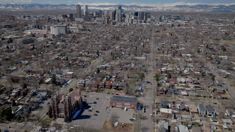 Parque-De-La-Ciudad-Denver-Colorado-Estados-Unidos-Centro-Rascacielos-Paisaje-Lavado-Parque-Ferril-Lago-Aéreo-Drone-Campo-De-Golf-Monte-Evans-Cielo-Azul-Mañana-Soleado-Nubes-Vecindario-Carros-Tráfico-Montañas-Rocosas-Revelar