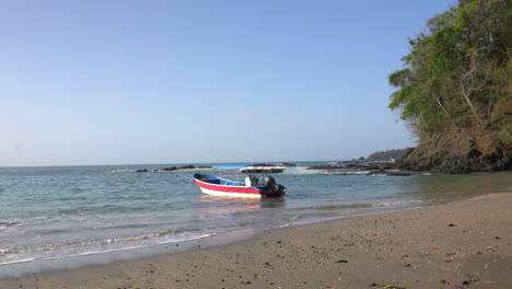 Statische-Aufnahme-Eines-Bootes,-Das-In-Der-Strömung-Auf-Der-Insel-Cebaco-Veraguas-Schwimmt