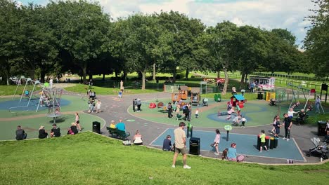 Los-Niños-Juegan-En-Un-Parque-Infantil-Mientras-Los-Padres-Observan-Cerca.