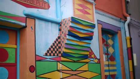 Geometrische-Fassadenkunst-Der-Casa-Di-Bepi,-Insel-Burano,-Italien