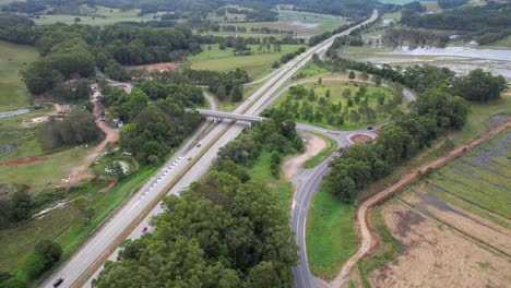 Clothiers-Creek-Road-überquert-Den-Pacific-Motorway-In-Tanglewood,-NSW,-Australien