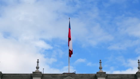 Bandera-De-Chile-Cuelga-Flácida-Sin-Brisa-En-El-Techo-Del-Edificio-Santiago
