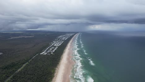 Playa-Casuarina-Y-Ciudad-Vista-Desde-La-Playa-Cabarita---Lluvia-Distante-Y-Nubes-Oscuras-En-Nueva-Gales-Del-Sur,-Australia