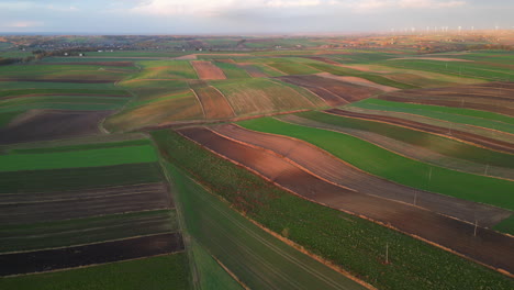 Imágenes-De-Drones-Sobre-Un-Pueblo-Polaco-Al-Atardecer,-Volando-Sobre-Los-Campos-En-Otoño,-Capturando-La-Serena-Belleza-De-La-Polonia-Rural