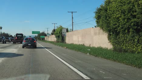 Conducción-De-Automóviles-En-La-Concurrida-Autopista-De-California