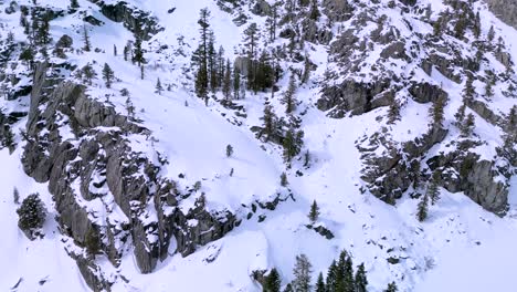 Vista-Panorámica-Aérea-Del-Terreno-Montañoso-Desierto-Desolado-En-Invierno