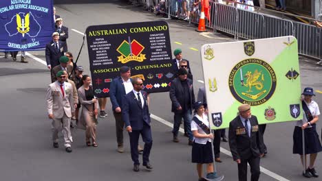 Representantes-Del-Comando-De-Operación-Especial-Y-La-Asociación-De-Comando-Australiano-Caminando-Por-La-Calle,-Participando-En-El-Desfile-Anual-Del-Día-De-Anzac