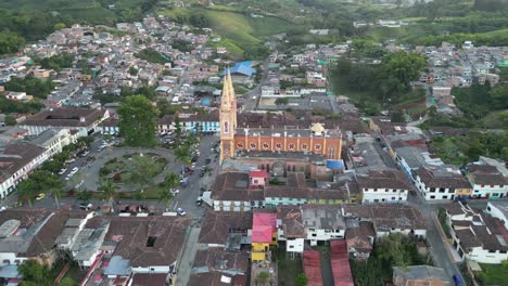 Iglesia-Y-Parque-Central-Del-Pueblo-Andino-De-Marsella-En-El-Departamento-De-Risaralda-En-El-Triángulo-Del-Café-Colombiano.