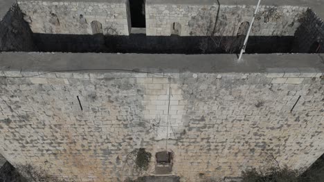 Vista-De-Drones-Entre-Los-Edificios,-Castillo-De-Piedra-En-El-Centro-De-La-Ciudad,-Castillo-De-Belenkeşlik