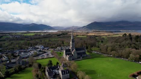 Filmische-Von-Links-Nach-Rechts-St.-Mary&#39;s-Kathedrale-Killarney-Irland-Mit-Nationalpark-Bergen-Im-Hintergrund