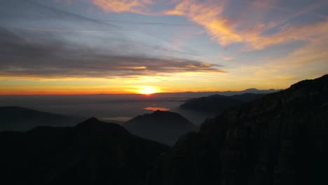 Luftaufnahme-Einer-Drohne-Mit-Aufsteigender-Sicht-Auf-Den-Sonnenuntergang-über-Dem-Resegone-Gebirge-In-Norditalien