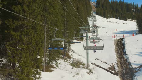 Blick-Von-Einem-Skilift-In-Den-Französischen-Alpen,-Der-Entlang-Der-Schneebedeckten-Hänge-Abfährt