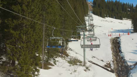 Vista-Desde-Un-Remonte-En-Los-Alpes-Franceses-Descendiendo-Por-Las-Laderas-Cubiertas-De-Nieve.