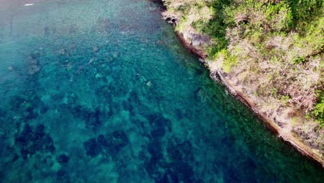 Clear-Turquoise-Ocean-On-Island-Of-Nusa-Penida-In-Bali,-Indonesia