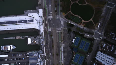 Vogelperspektive-Luftaufnahme-Des-Verkehrs-An-Den-Piers-In-San-Francisco,-USA,-Dem-Embarcadero-In-Der-Dämmerung