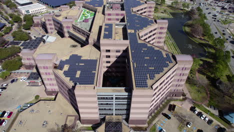 Toma-De-Drones-De-Paneles-Solares-Y-El-Edificio-Del-Centro-Médico-Michael-E-Debakey-VA,-Hospital-De-Veteranos-En-Houston,-TX,-EE.UU.
