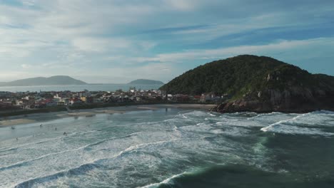 Contempla-La-Impresionante-Vista-Aérea-De-Prainha,-Una-Impresionante-Playa-Ubicada-En-Santa-Catarina,-Brasil