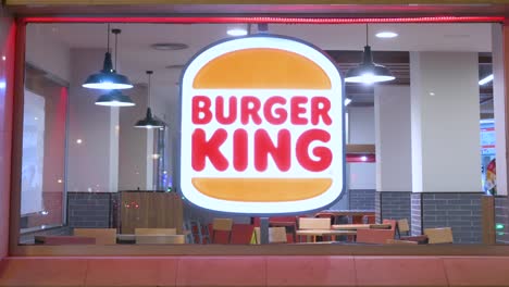 Vista-De-La-Cadena-Americana-De-Restaurantes-De-Comida-Rápida-De-Hamburguesas,-Burger-King-Y-Logotipo.