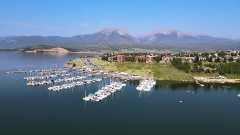 Imágenes-Aéreas-De-Drones-De-4k-Sobre-El-Embalse-De-Dillon-Del-Lago-Marino-Del-Barco-Cerca-De-Silverthorne-Keystone-Colorado-En-Las-Montañas-Rocosas