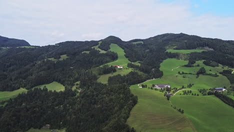 Berge-Und-Hügel-In-Den-österreichischen-Alpen,-Bauernhöfe-Im-Hintergrund