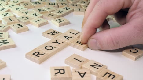 Wörter-„königlich“-Und-„Krieg“,-Erstellt-Mit-Scrabble-Buchstabensteinen-Von-Right-Hand