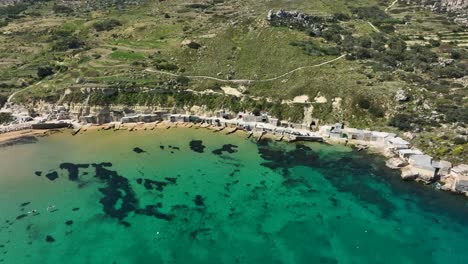 Genießen-Sie-Den-Unberührten-Charme-Der-Ruhigen-Atmosphäre-Der-Gnejna-Bucht,-Während-Sich-Vom-Himmel-Aus-Ein-Weiter-Blick-Auf-Das-Mittelmeer-Bietet